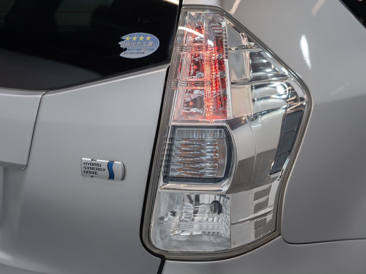 Toyota Prius Alpha 2012 - фото автомобиля