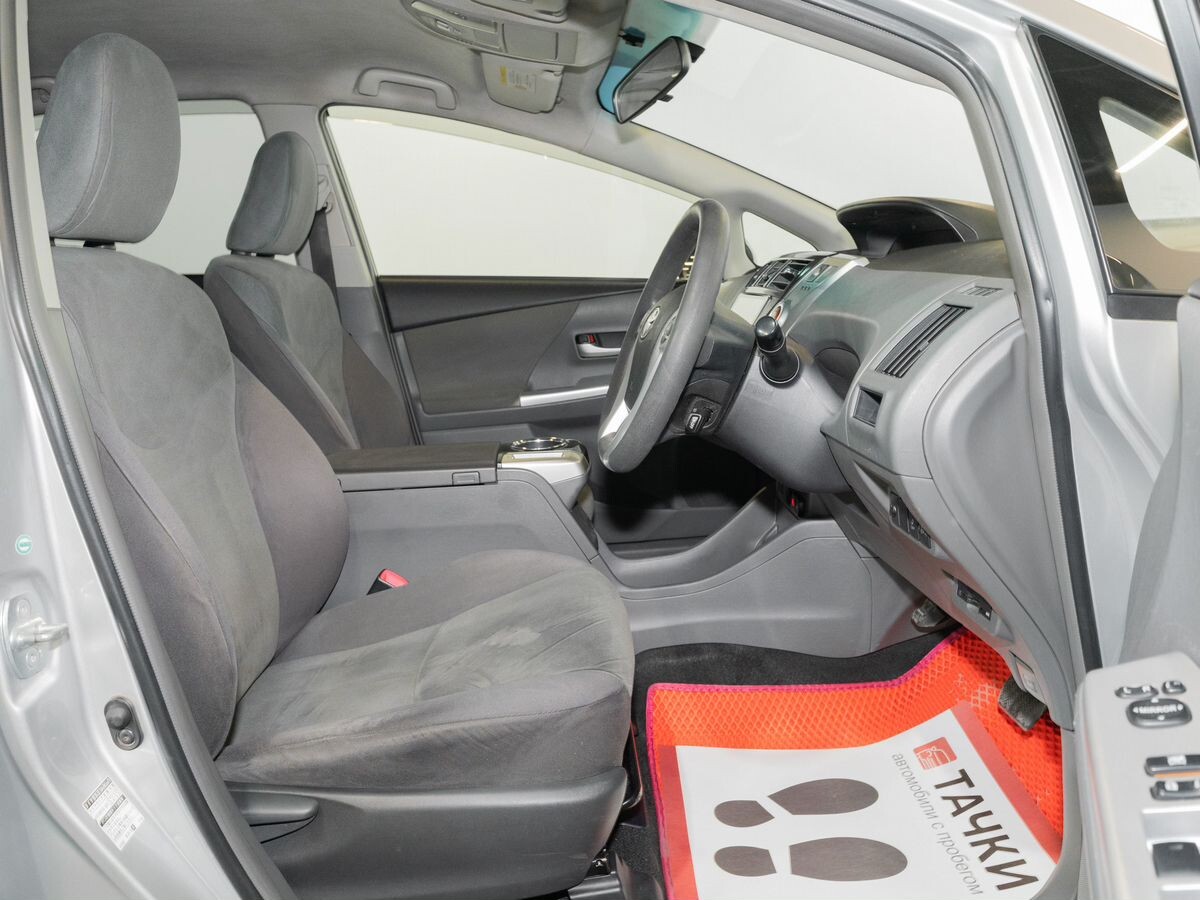 Toyota Prius Alpha 2012 - фото автомобиля