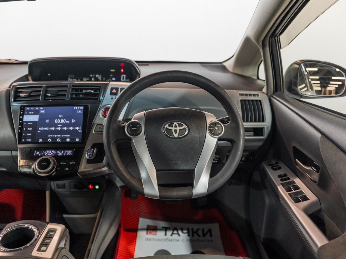 Toyota Prius Alpha 2012 - фото автомобиля