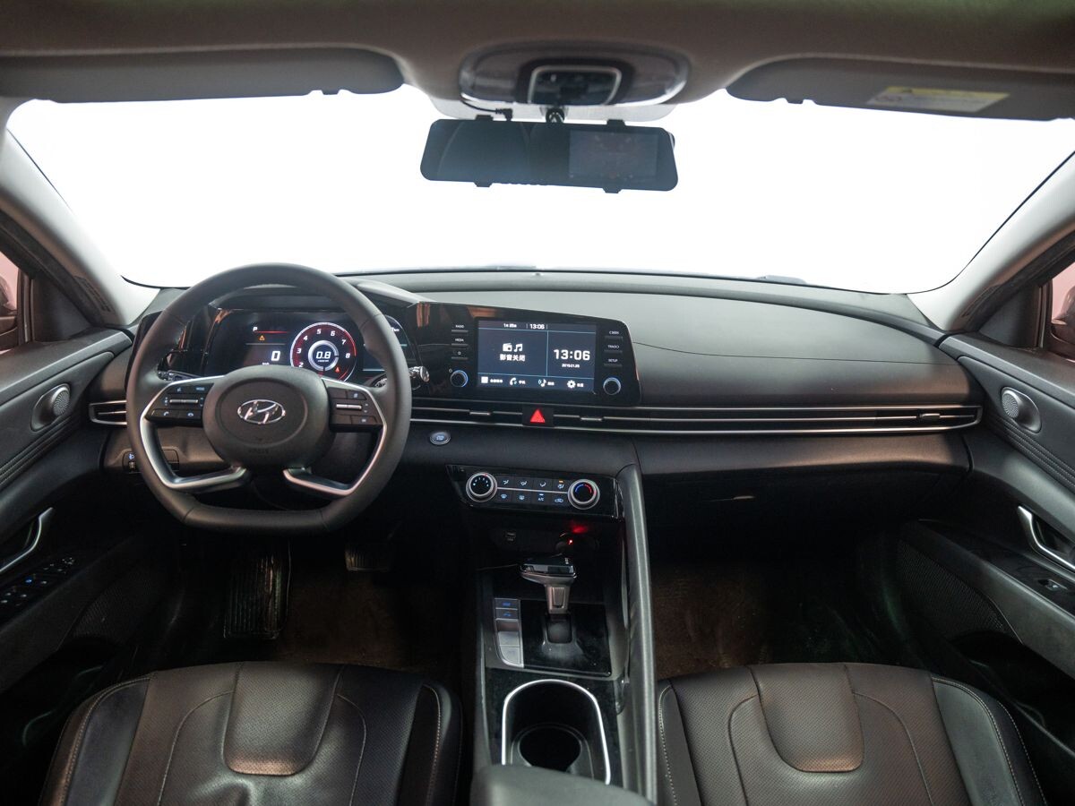 Hyundai Elantra 2021 - фото автомобиля