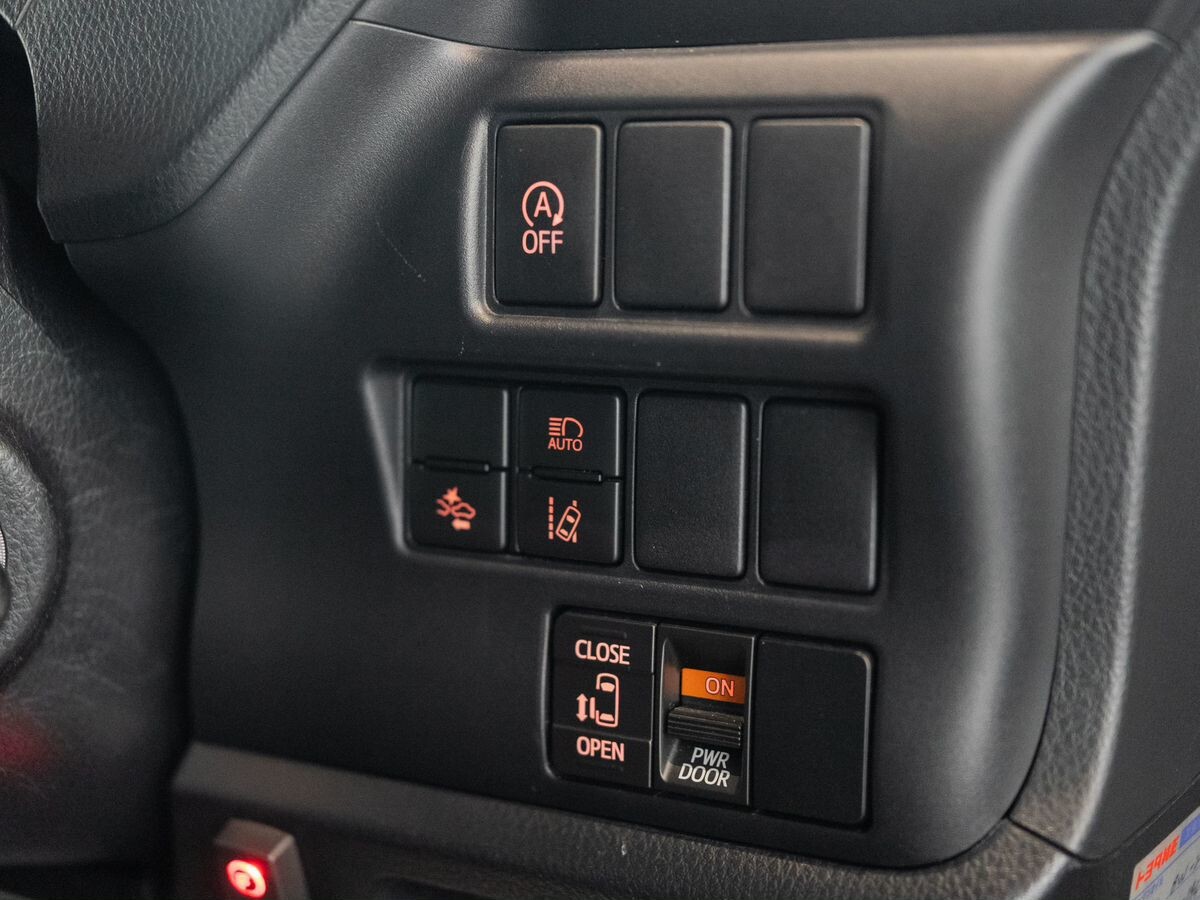 Toyota Noah 2018 - фото автомобиля