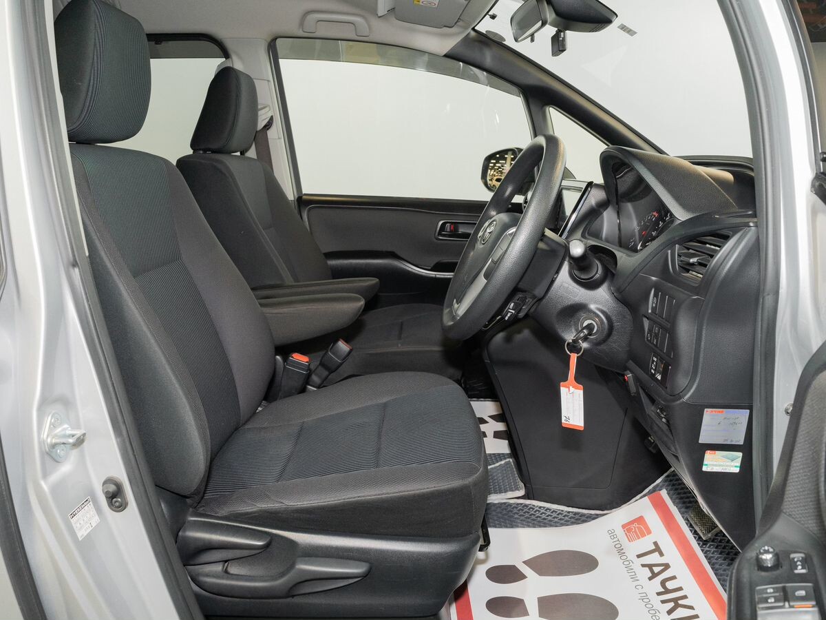 Toyota Noah 2018 - фото автомобиля