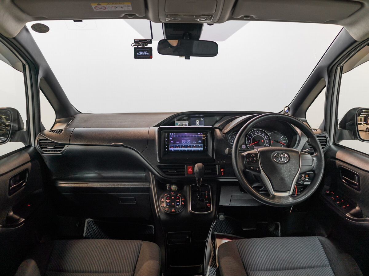 Toyota Noah 2018 - фото автомобиля