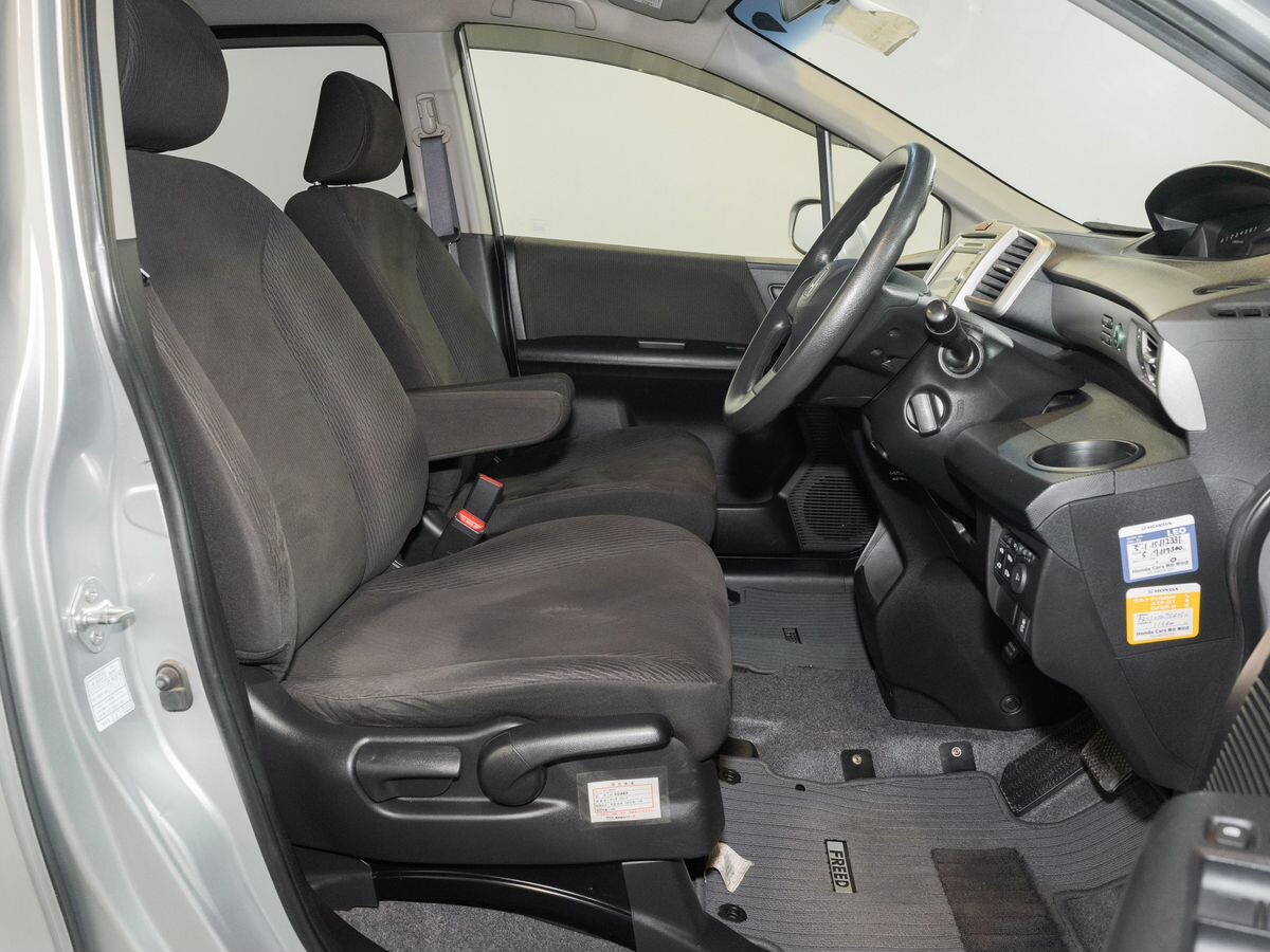 Honda Freed 2012 - фото автомобиля