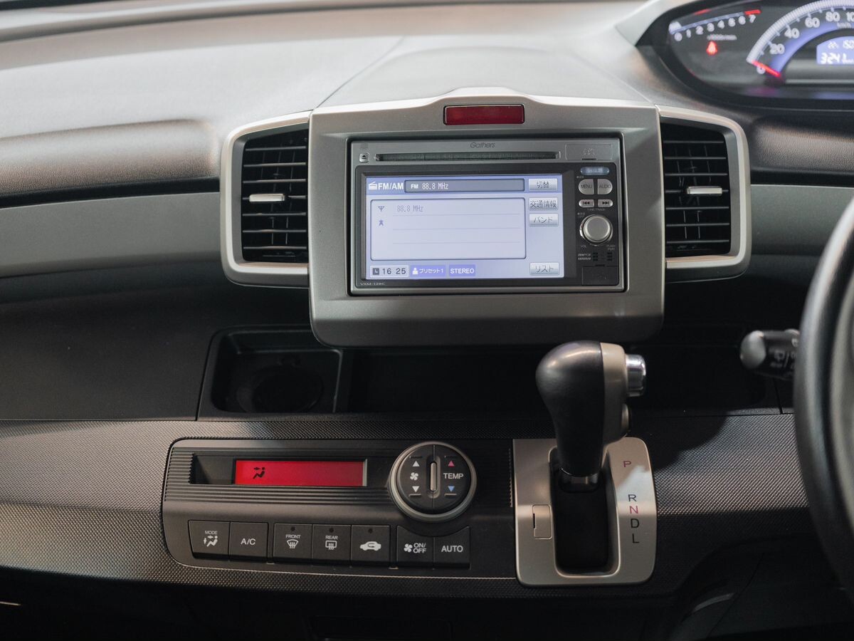 Honda Freed 2012 - фото автомобиля