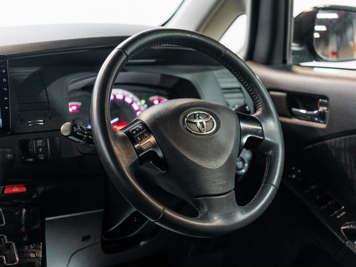 Toyota ISis 2012 - фото автомобиля