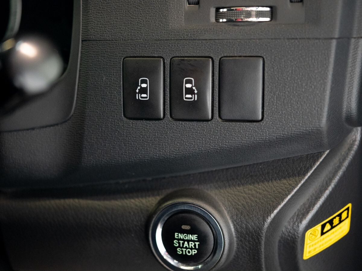 Toyota ISis 2012 - фото автомобиля