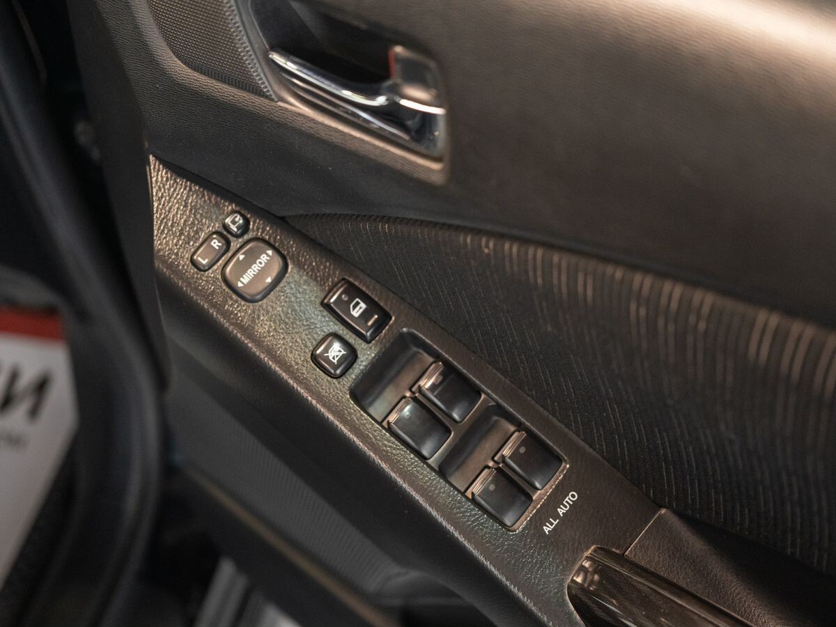 Toyota ISis 2012 - фото автомобиля