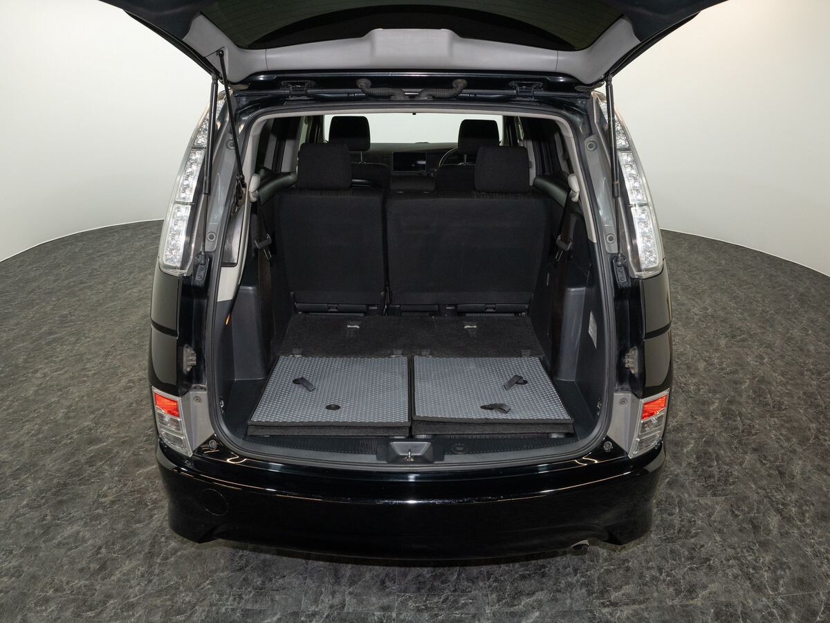 Toyota ISis 2012 - фото автомобиля