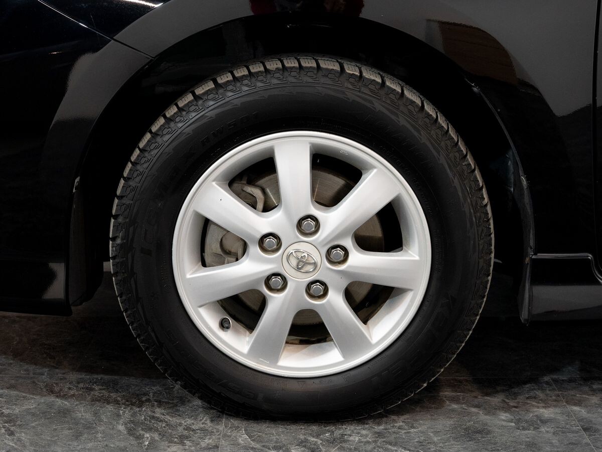 Toyota ISis 2012 - фото автомобиля