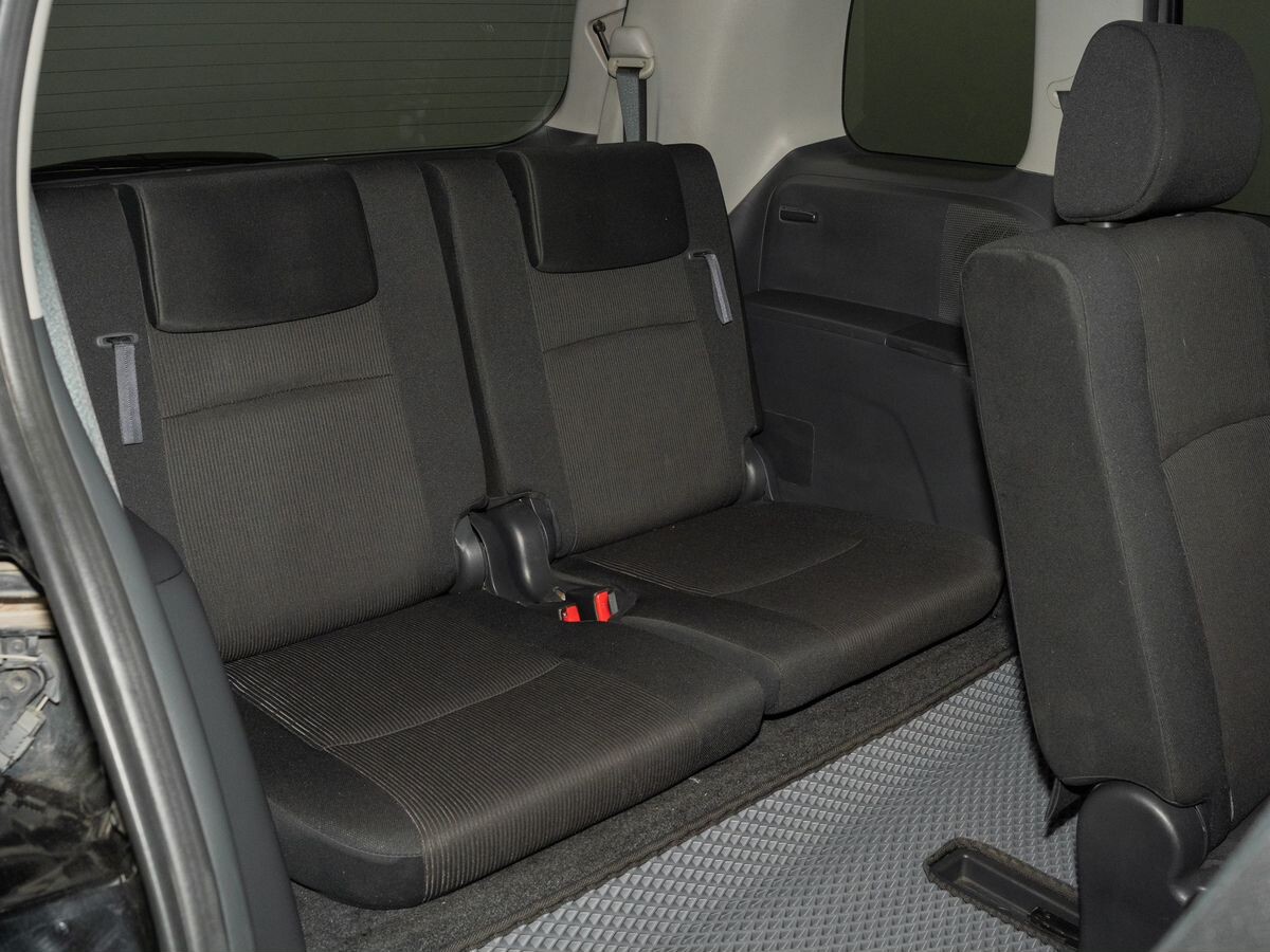 Toyota ISis 2012 - фото автомобиля