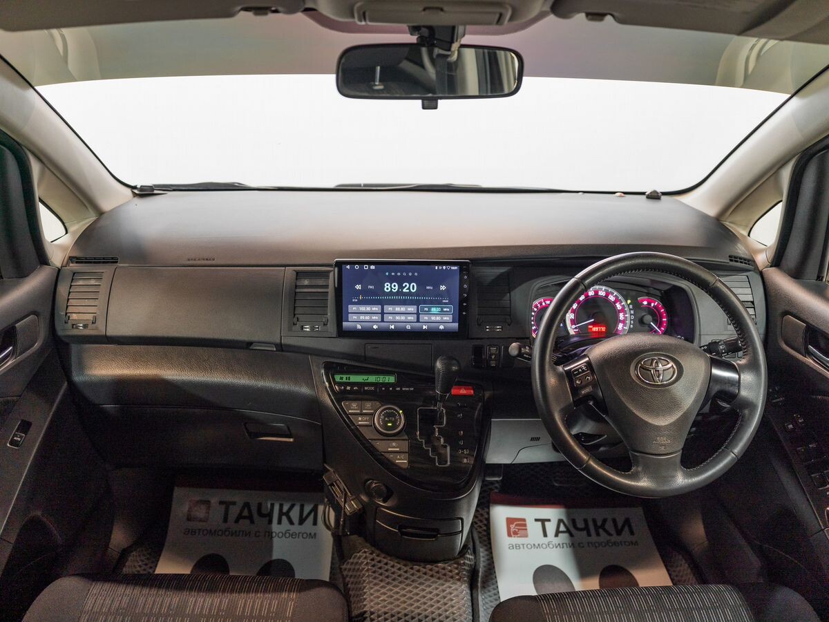 Toyota ISis 2012 - фото автомобиля