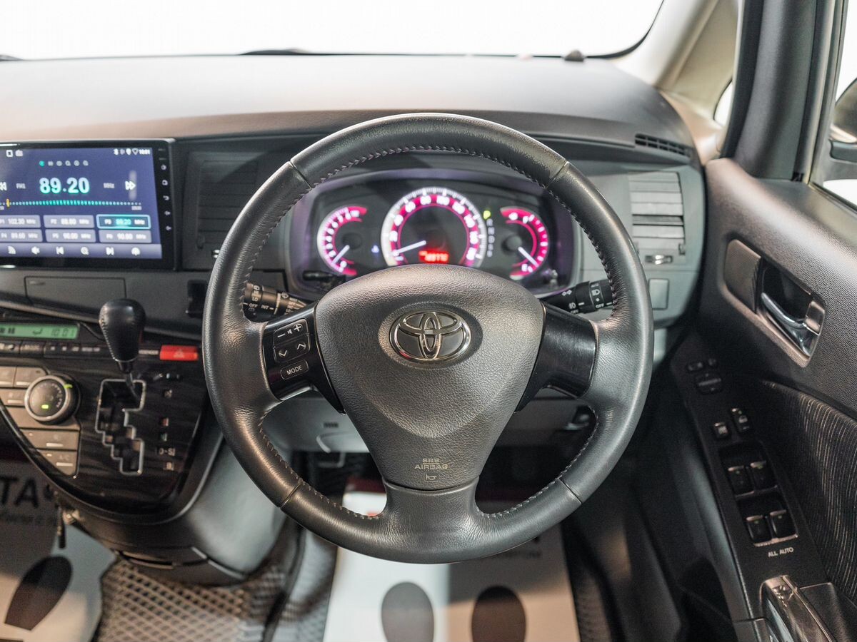 Toyota ISis 2012 - фото автомобиля