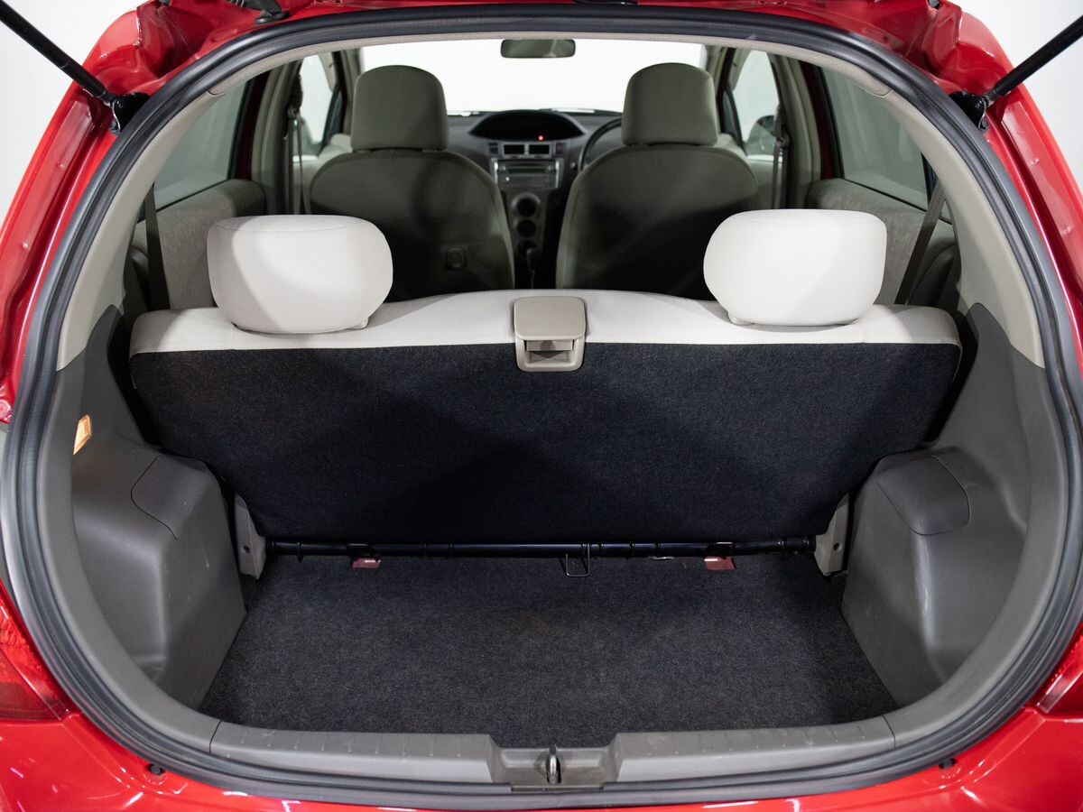 Toyota Vitz 2009 - фото автомобиля