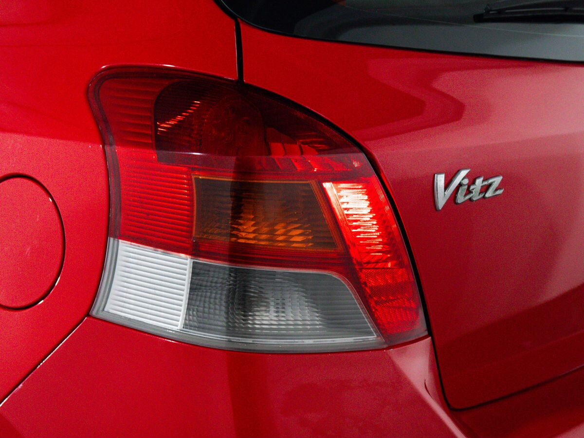 Toyota Vitz 2009 - фото автомобиля