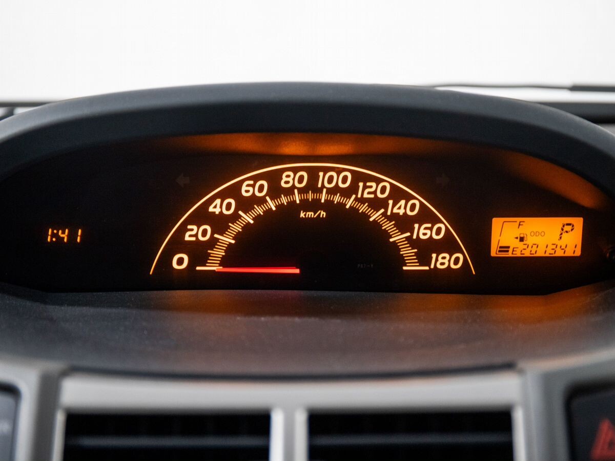 Toyota Vitz 2009 - фото автомобиля