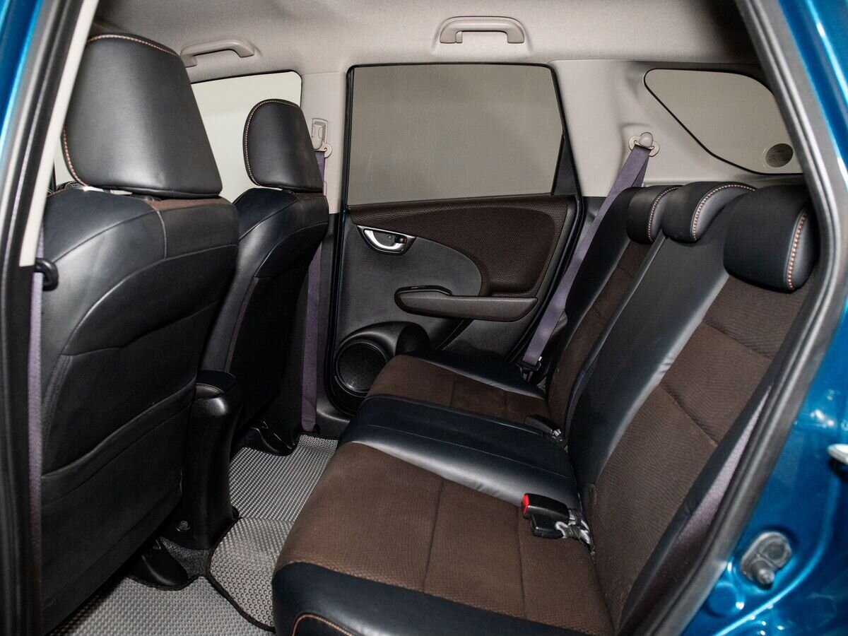 Honda Fit Shuttle 2011 - фото автомобиля