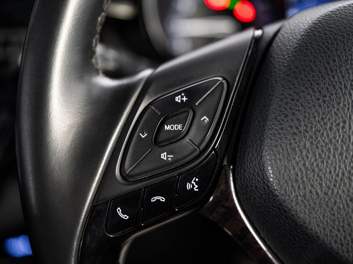 Toyota C-HR 2018 - фото автомобиля