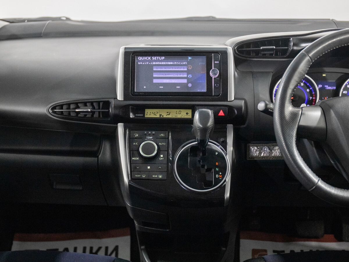 Toyota Wish 2012 - фото автомобиля