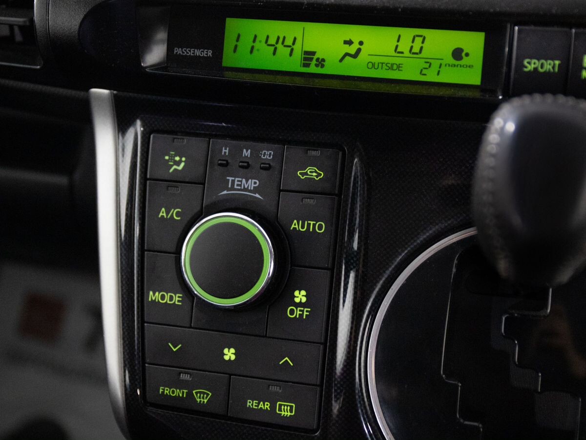 Toyota Wish 2012 - фото автомобиля