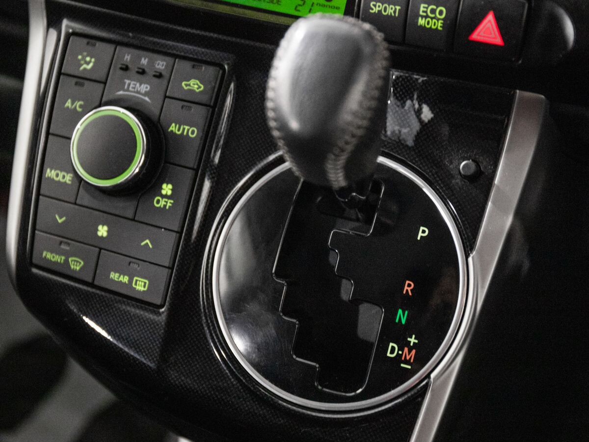 Toyota Wish 2012 - фото автомобиля