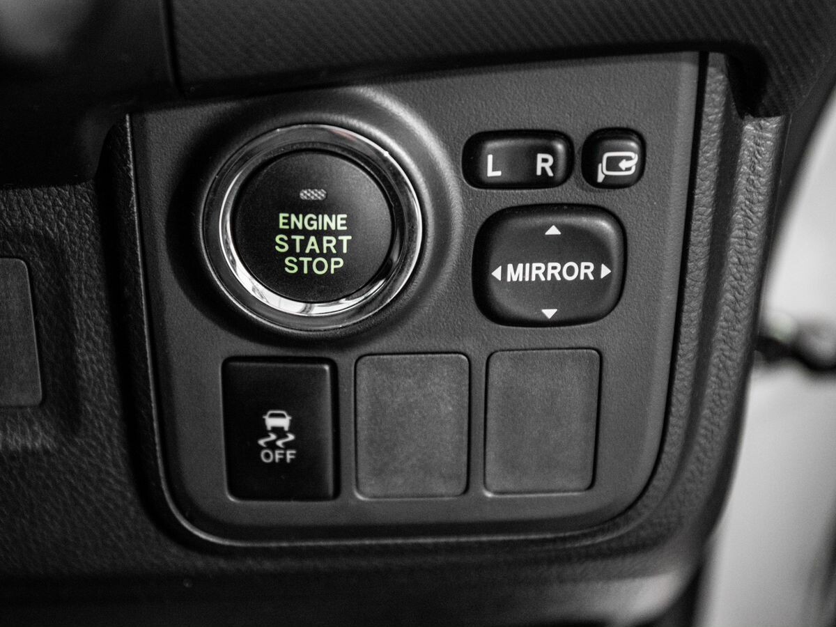 Toyota Wish 2012 - фото автомобиля