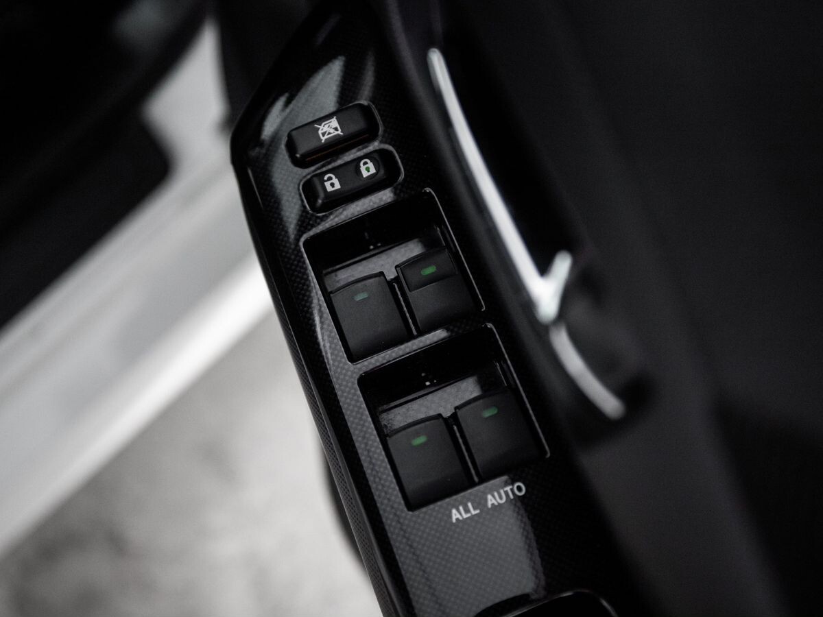 Toyota Wish 2012 - фото автомобиля