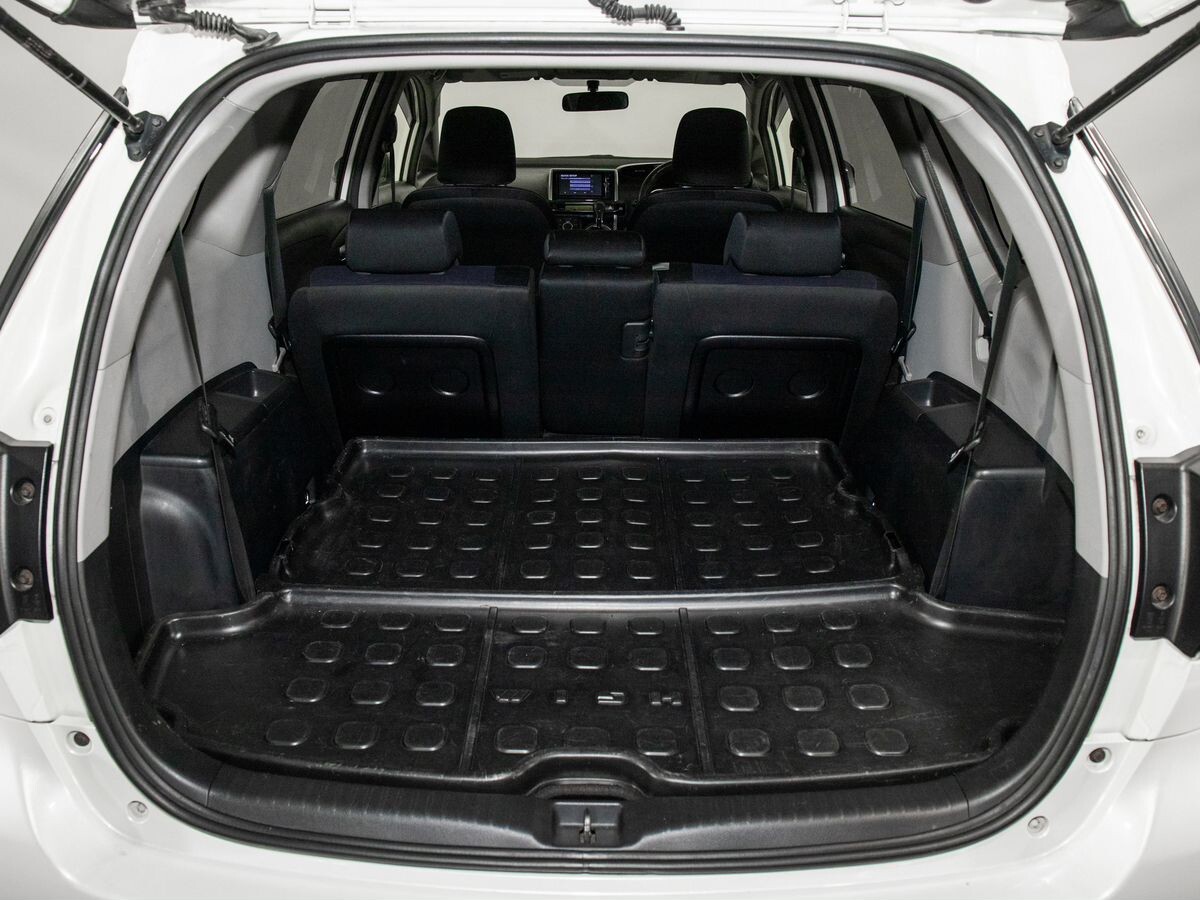 Toyota Wish 2012 - фото автомобиля