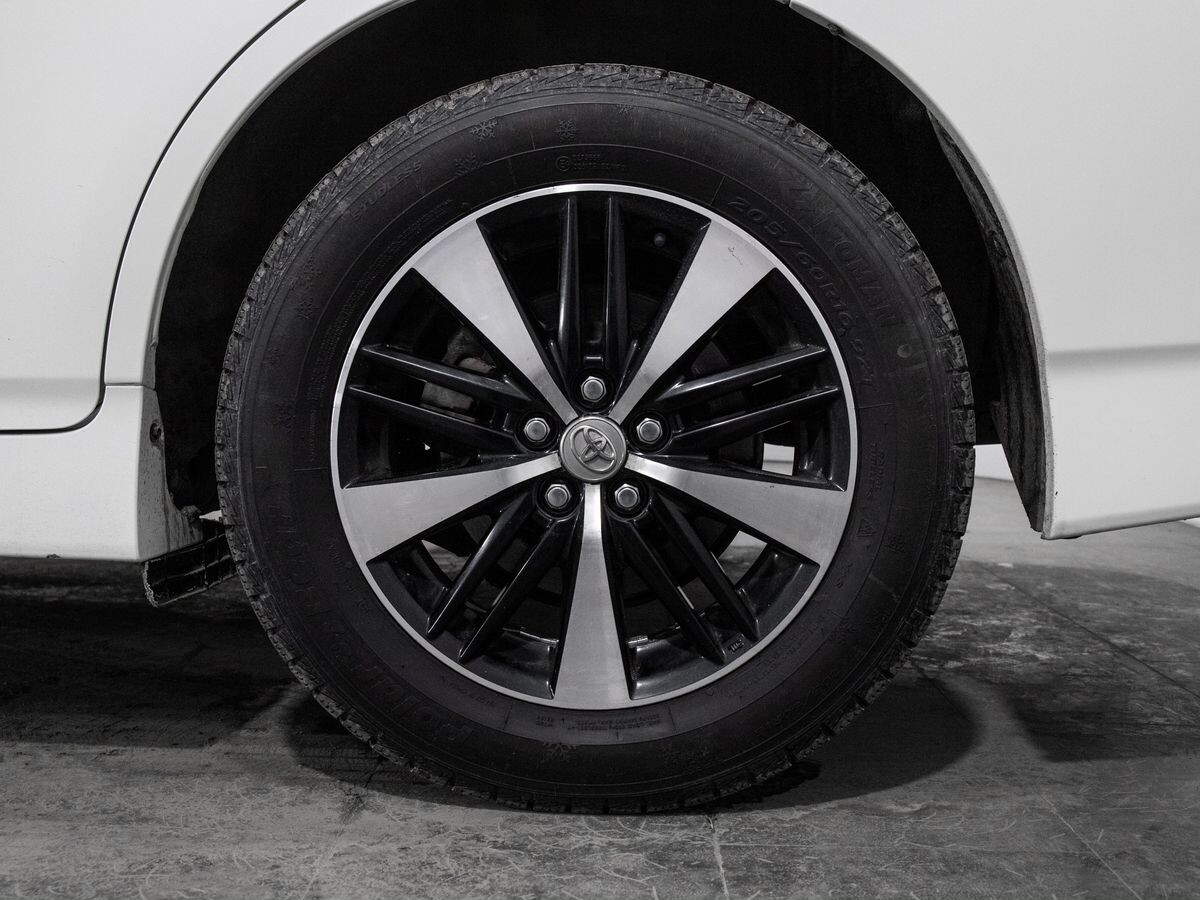 Toyota Wish 2012 - фото автомобиля