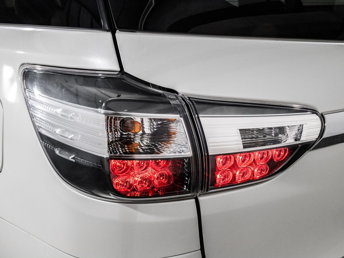 Toyota Wish 2012 - фото автомобиля