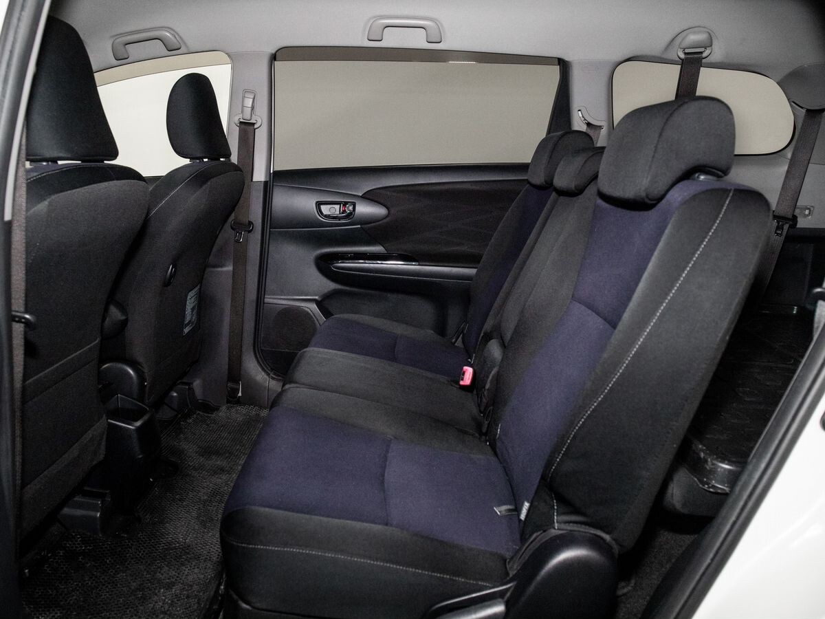 Toyota Wish 2012 - фото автомобиля