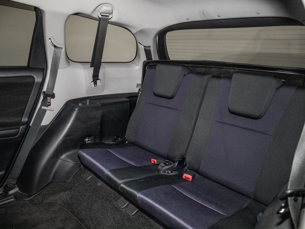 Toyota Wish 2012 - фото автомобиля