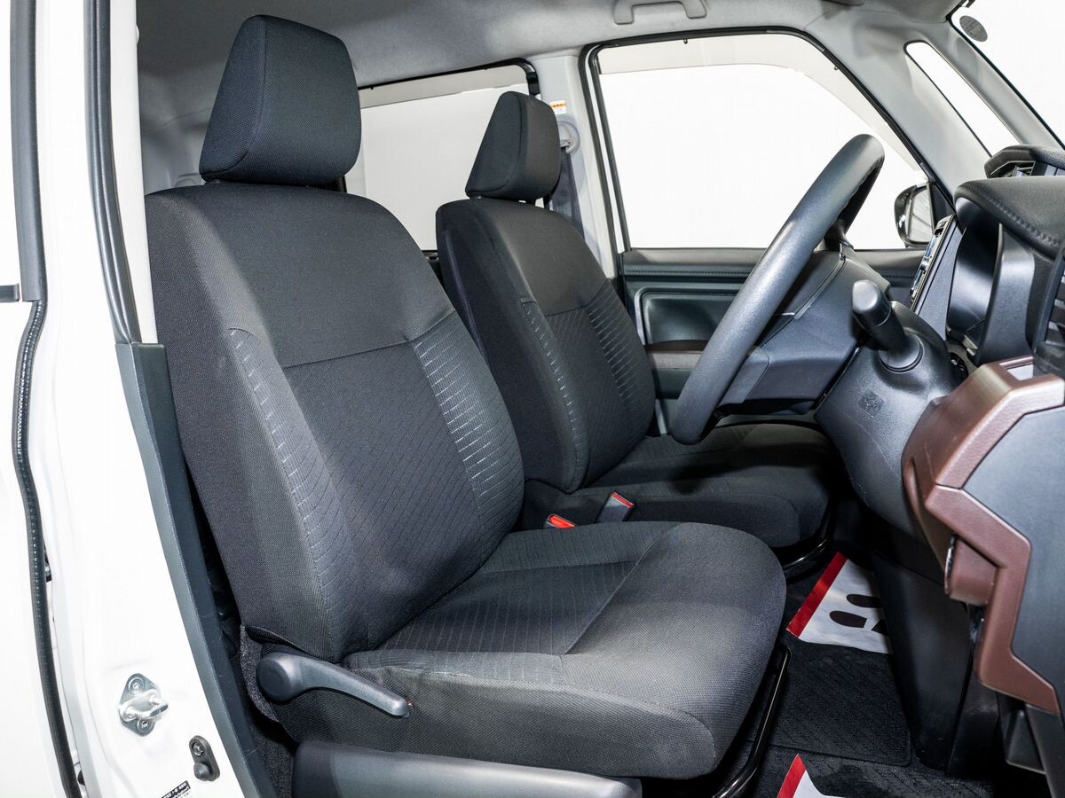 Toyota Tank 2018 - фото автомобиля