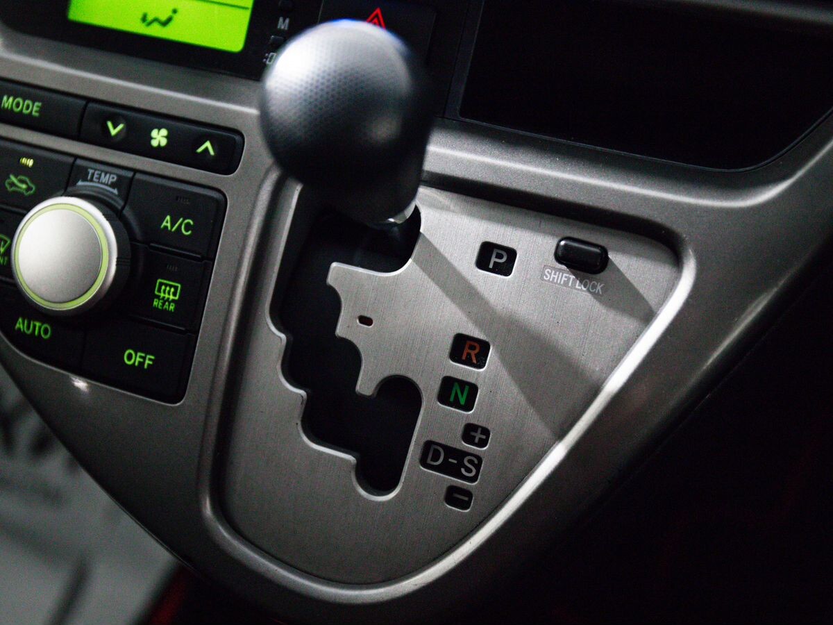 Toyota Wish 2007 - фото автомобиля