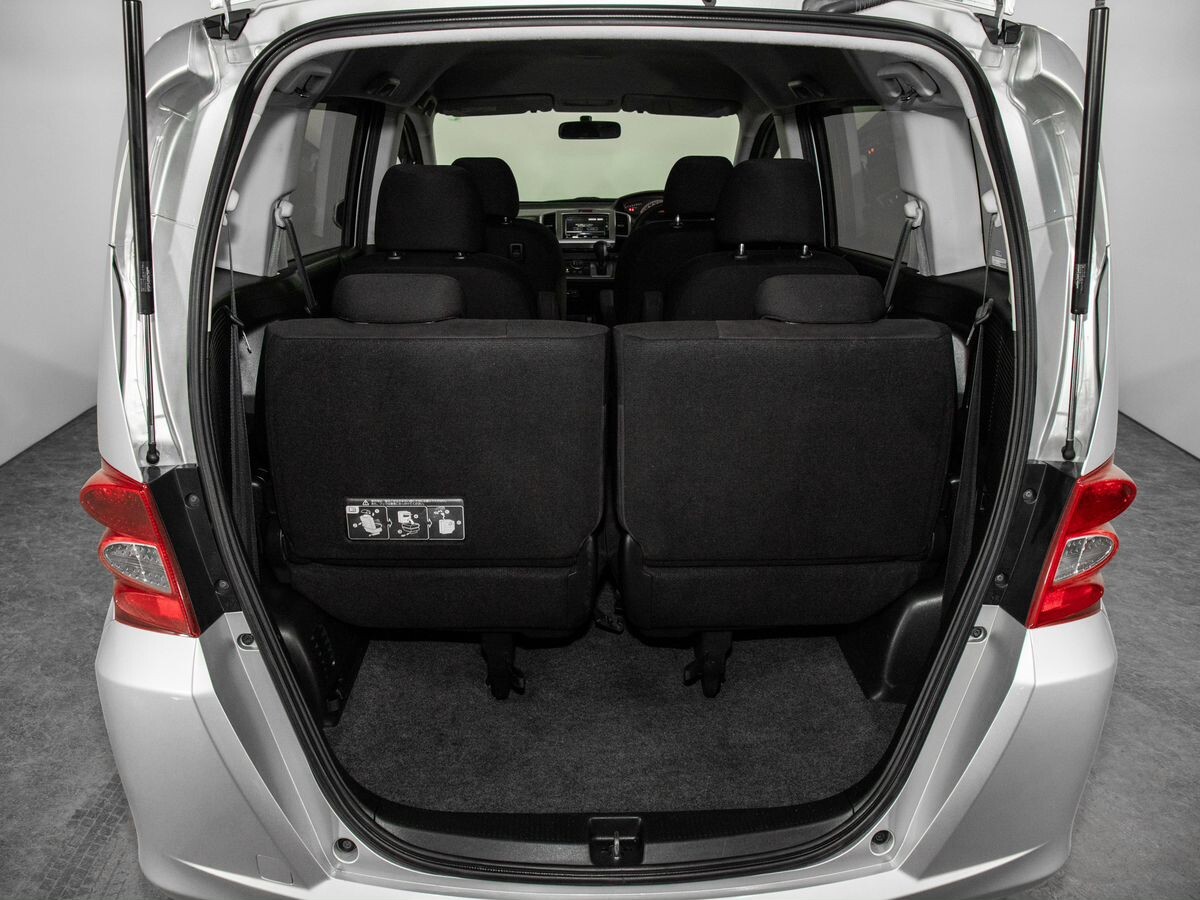 Honda Freed Spike 2010 - фото автомобиля