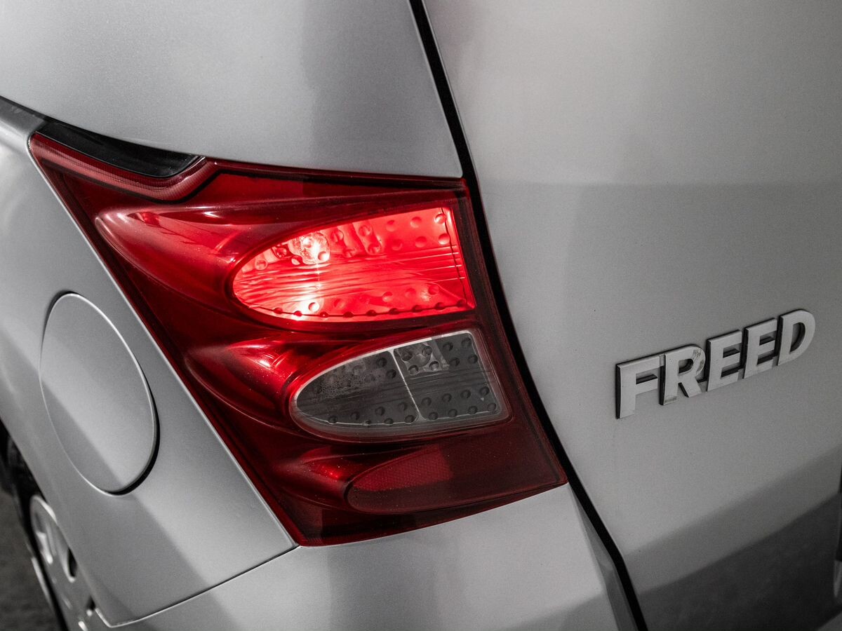 Honda Freed Spike 2010 - фото автомобиля