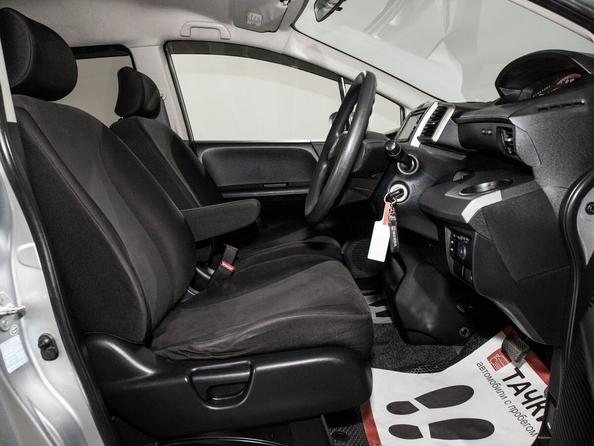 Honda Freed Spike 2010 - фото автомобиля