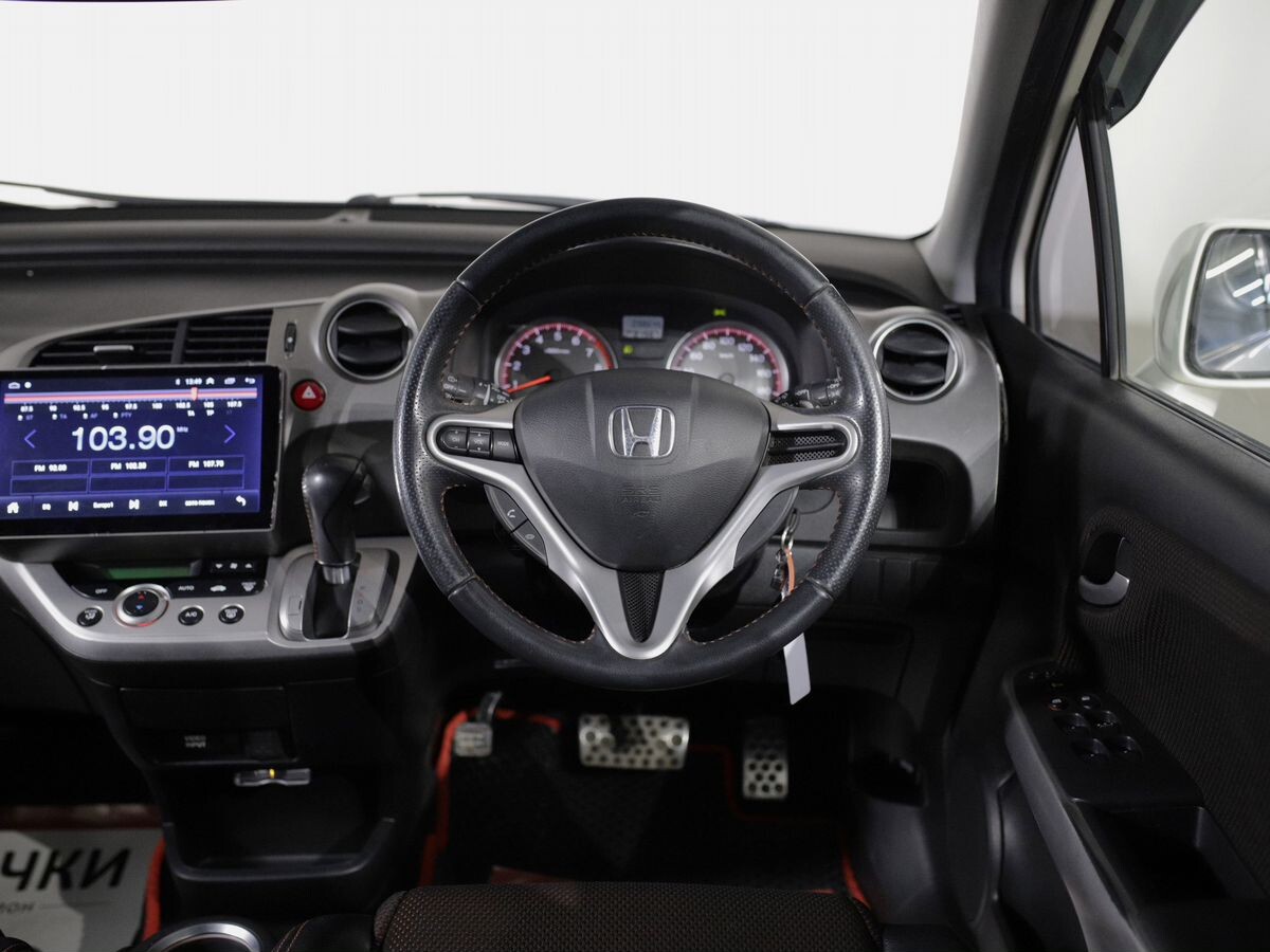 Honda Stream 2009 - фото автомобиля