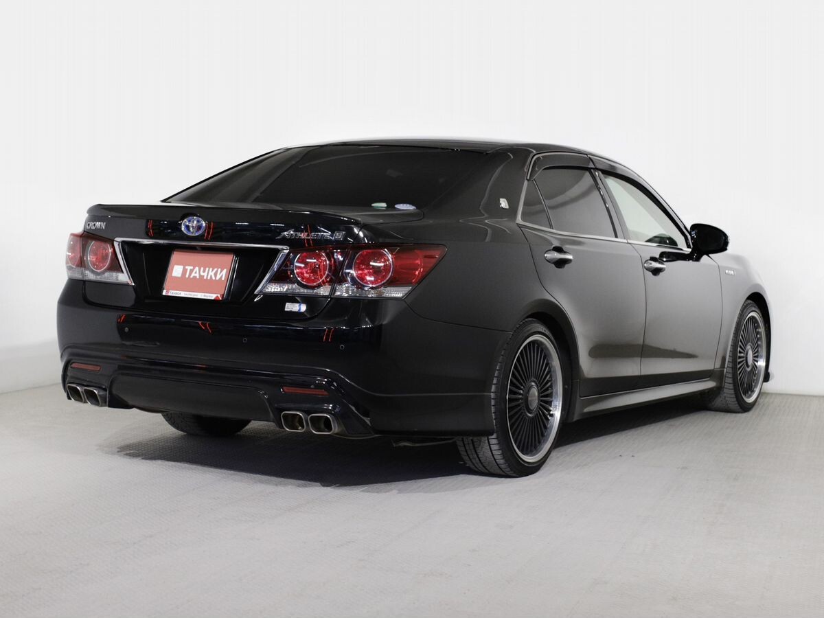 Toyota Crown 2017 - фото автомобиля