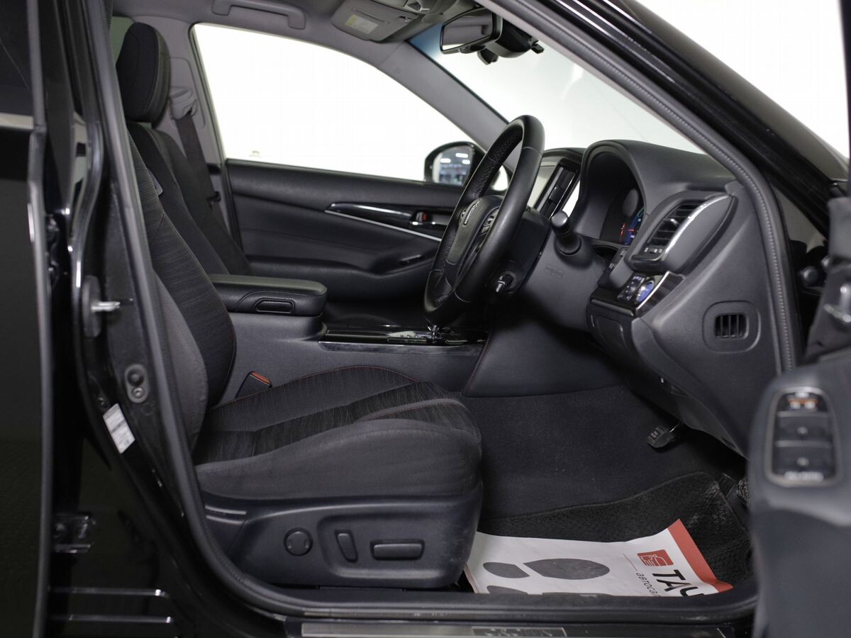 Toyota Crown 2017 - фото автомобиля