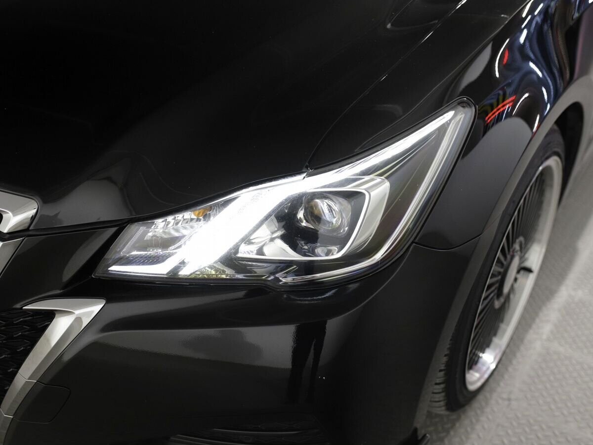 Toyota Crown 2017 - фото автомобиля