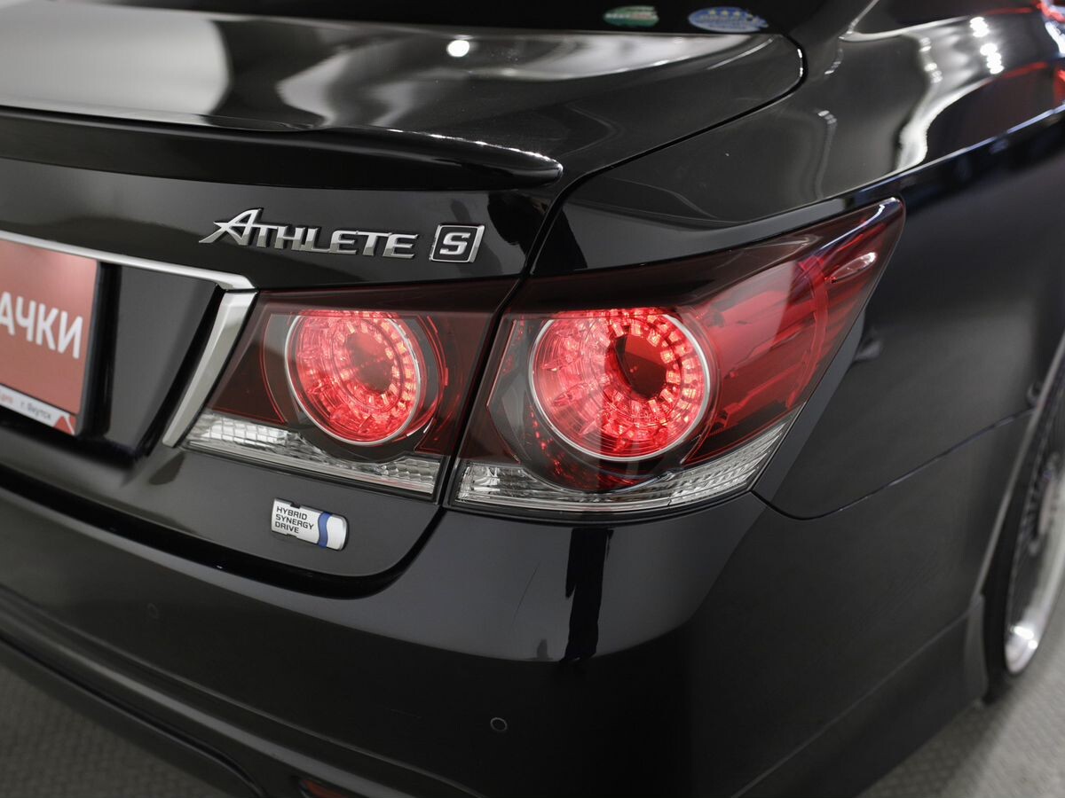 Toyota Crown 2017 - фото автомобиля