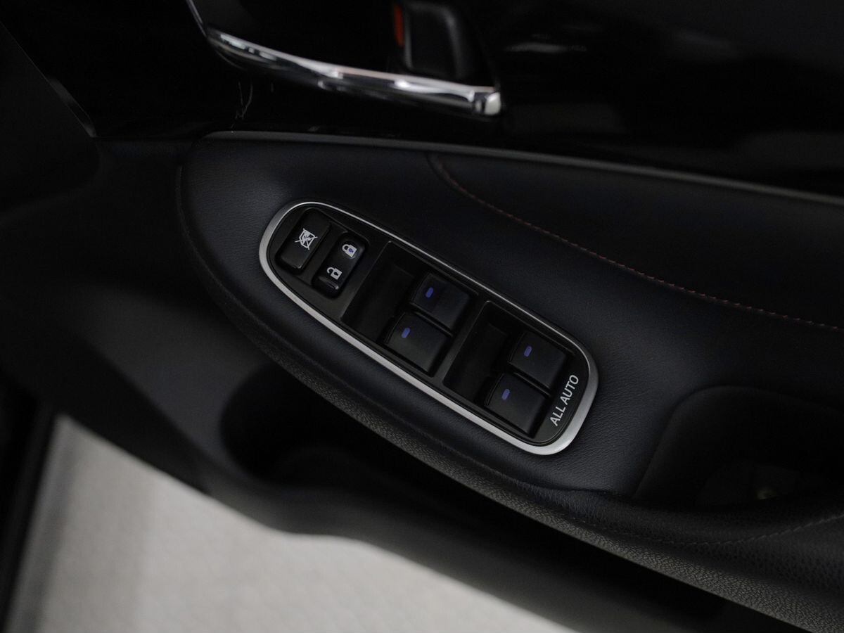 Toyota Crown 2017 - фото автомобиля