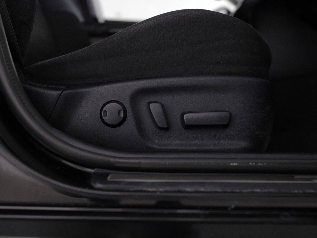 Toyota Crown 2017 - фото автомобиля