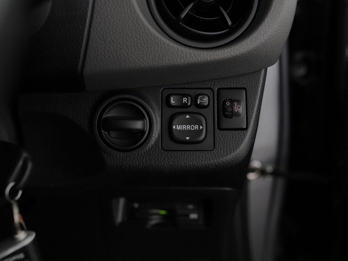 Toyota Vitz 2016 - фото автомобиля