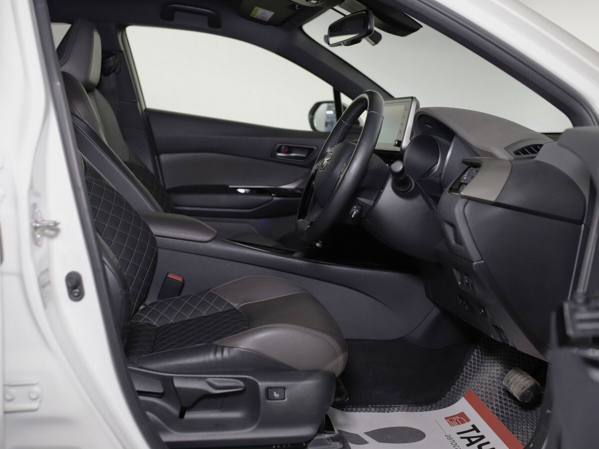 Toyota C-HR 2020 - фото автомобиля