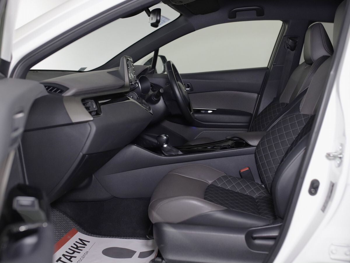 Toyota C-HR 2020 - фото автомобиля