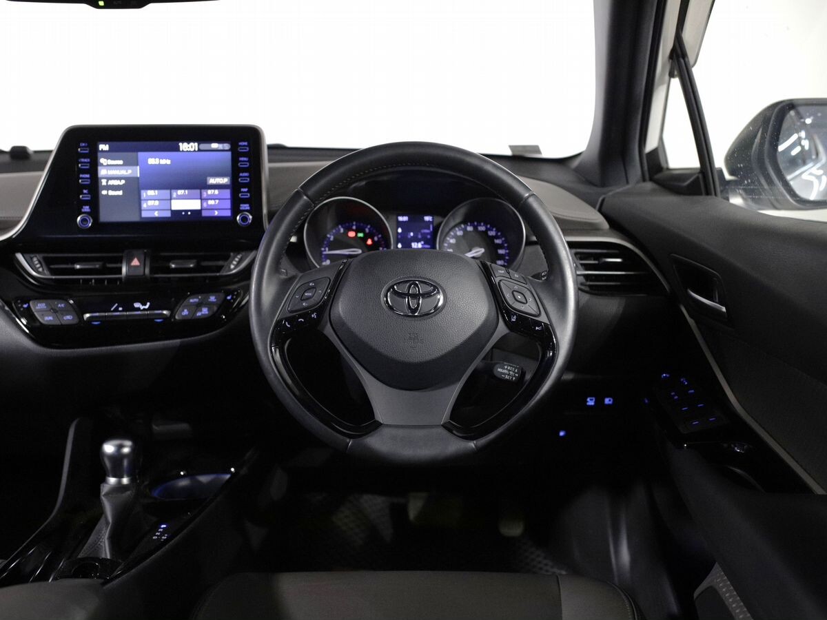 Toyota C-HR 2020 - фото автомобиля