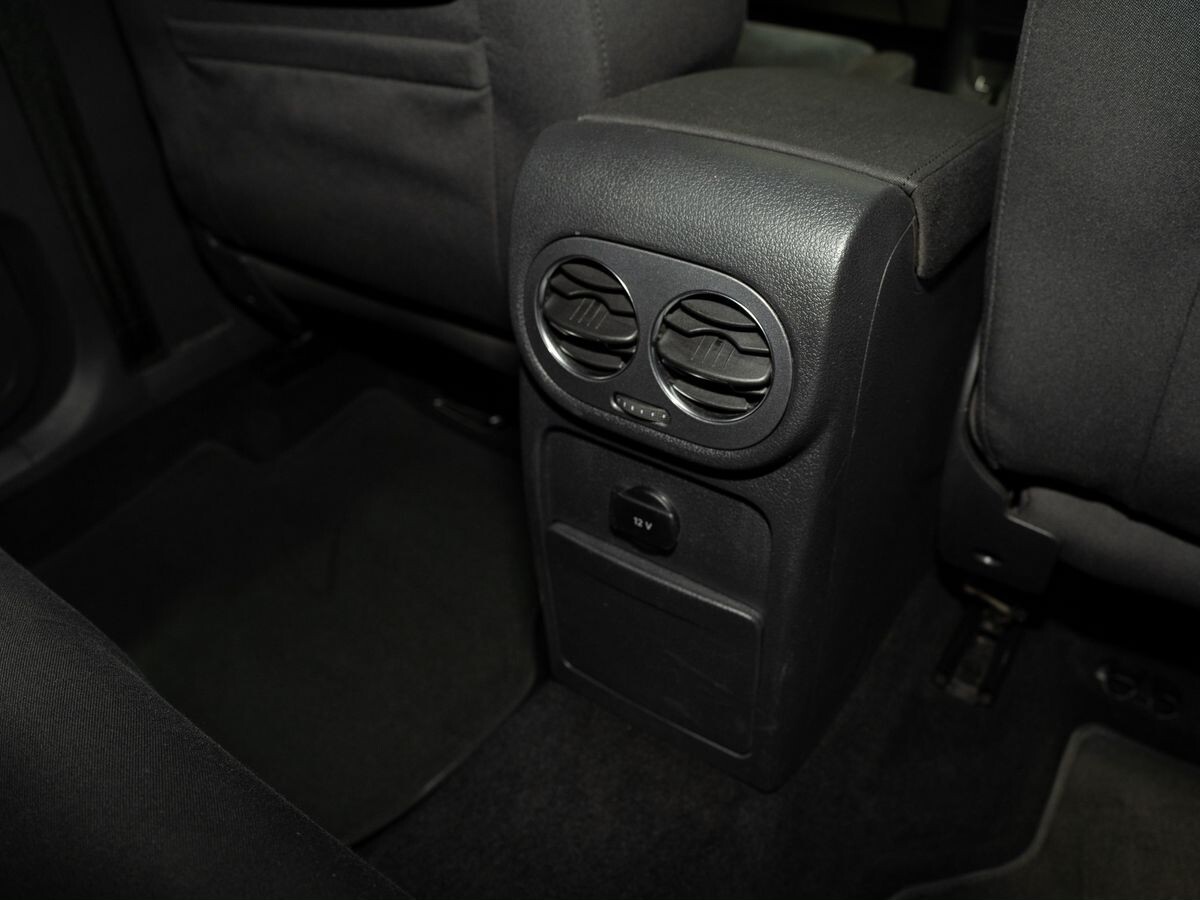 Volkswagen Tiguan 2012 - фото автомобиля