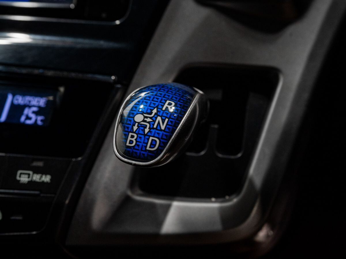 Toyota Prius Alpha 2017 - фото автомобиля